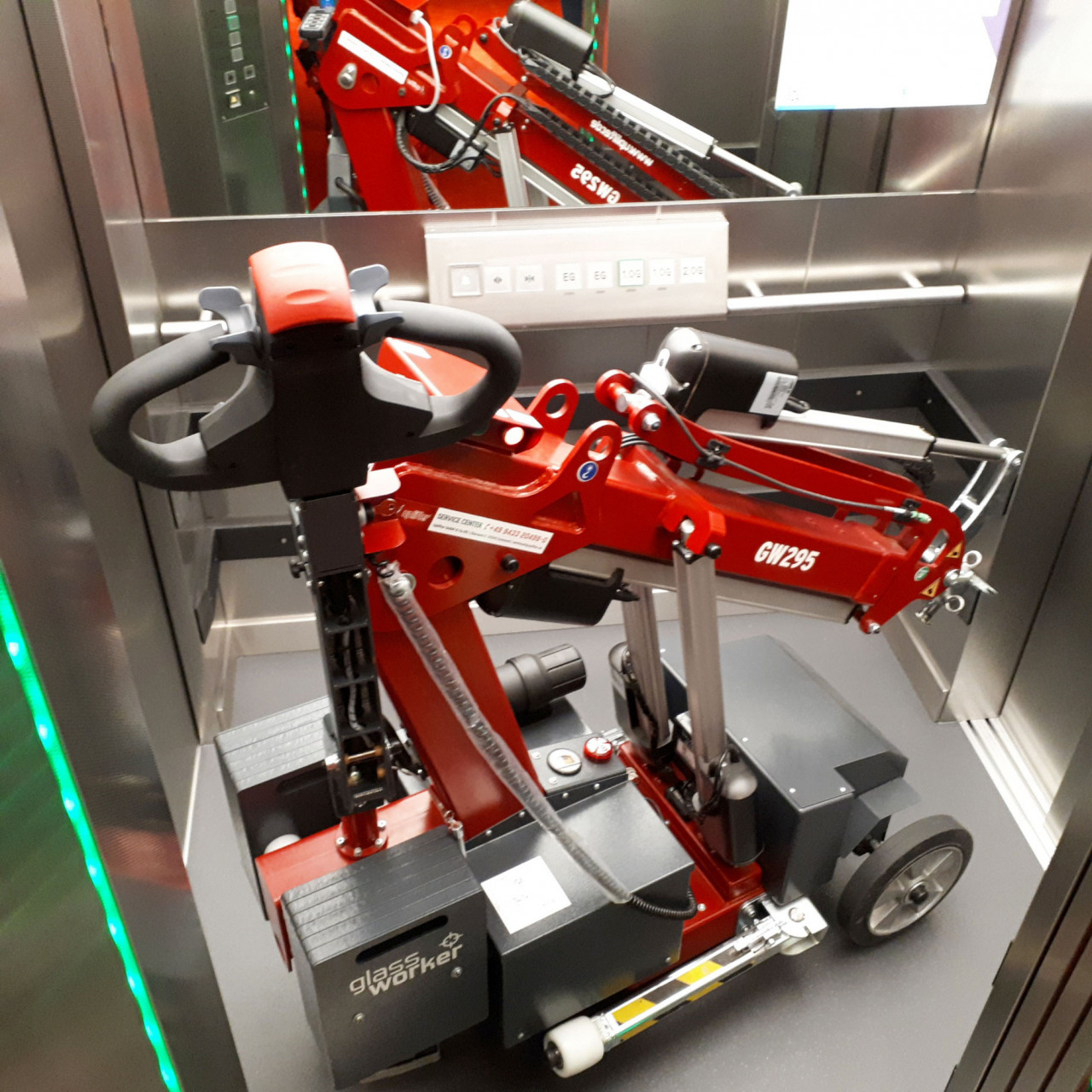 glasroboter_indoor_fahrstuhltransport_innen